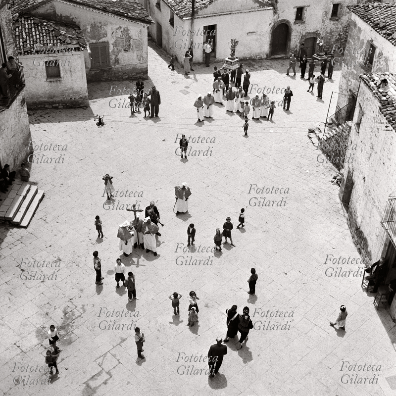 PROCESSIONE Istantanee narrative della processione dei penitenti, fotografia di Ando Gilardi (parte della mostra Olive e bulloni - Ando Gilardi Lavoro contadino e operaio nell\