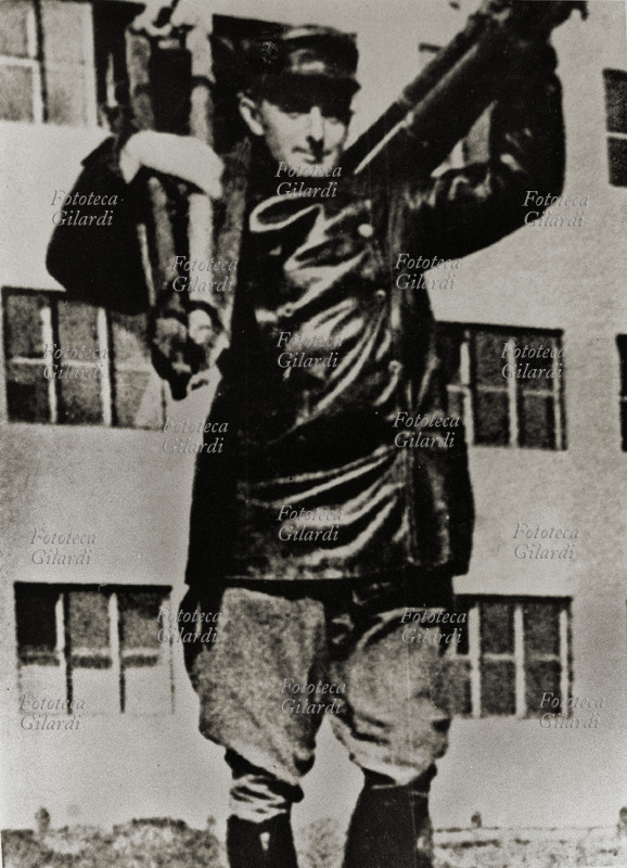 Dziga VERTOV [1896-1954] regista russo, mentre gira il film \