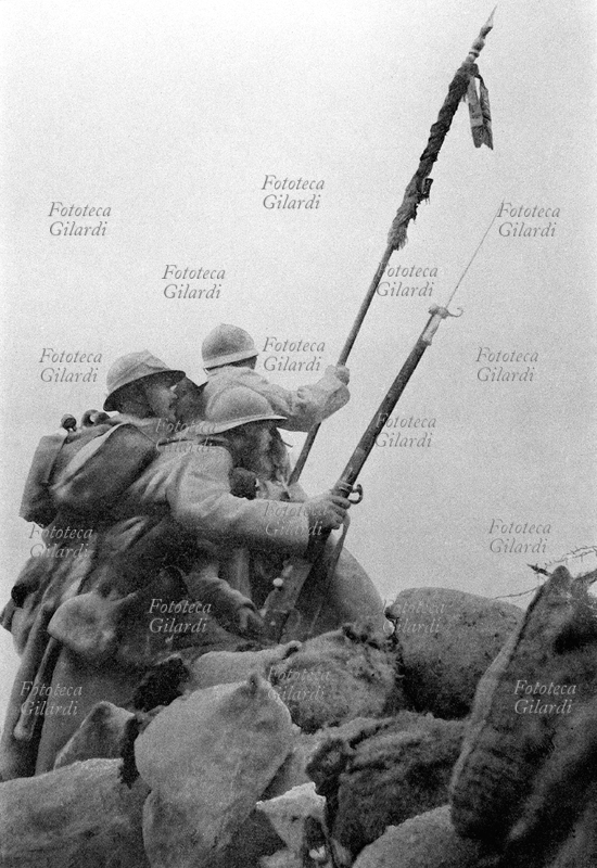 PRIMA GUERRA MONDIALE il colonnello Desgrees du Loü (di schiena con la bandiera in mano) porta i suoi uomini all\