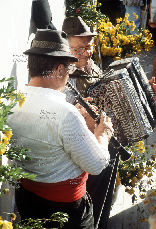 MUSICA POPOLARE Coppia di suonatori di clarinetto e fisarmonica, Beppe e Severino Giordano (Vernante). Fotografia di Elena Piccini, Limone Piemonte (Cuneo) 1995.