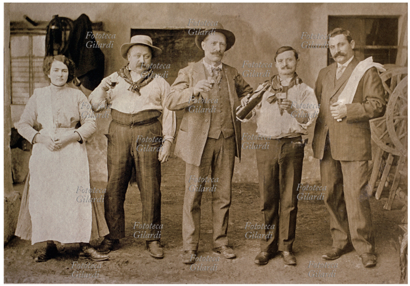 VINO Gruppo di quattro uomini e una donna posano per una fotografia ricordo all\