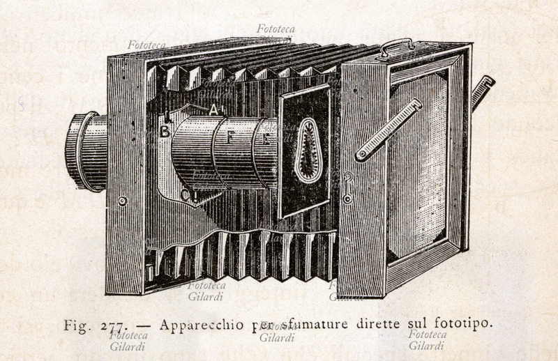 STORIA DELLA FOTOGRAFIA "Apparecchio per sfumature dirette sul fototipo". Illustrazione da "La Fotografia" del conte Luigi Gioppi di Türkheim (1858 - 1930), dottore in legge, cavaliere della Corona d\