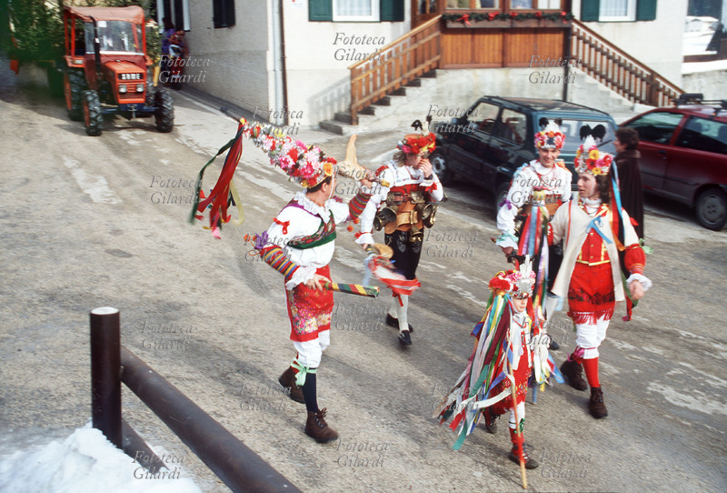 CARNEVALE in val di Fassa. Penia, il Bufòn, arriva in paese con i Laché. (disponibili numerose altre immagini dallo stesso evento) Fotografia Elena Piccini, Italia 1996.