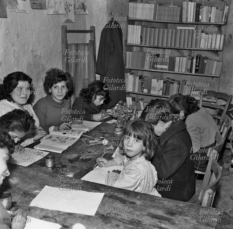 DOPOSCUOLA a cortile Scalilla; bambini intenti a disegnare, in un pomeriggio dedicato all\