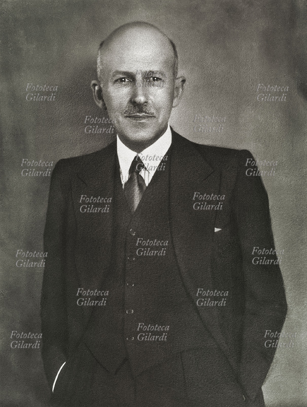 Alberto PIRELLI (28 April 1882 - 19 October 1971), company manager and Italian entrepreneur. With his brother Piero he continued the activities of his father Giovanni Battista for the development of the Pirelli Company, of which he was President. In addition to taking part in the administration of important industrial and financial companies, he carried out a considerable activity based on general interests both in Italy and in representation of Italy abroad. Member of the Economic High Council during the peace negotiation in 1919, he was a negotiator for Italy, from 1923 to 1930, for all negotiations concerning the settlement of debts and war reparations. Member of the first council of the International Labor Office and Economic Committee of the League of Nations; President of the International Chamber of Commerce; Minister of State since 1938; founder and President of ISPI Institute for International Policy Studies. Senator Alberto Pirelli in a photographic portrait by Ghitta Carell (September 20, 1899 - January 18, 1972), photographed Hungarian naturalized Italian, official portraitist of the Italian royals and eminent personalities of the regime, who in the years after the war performed portraits in various characters of culture, politics, nobility and Roman bourgeoisie. Italy, 1950