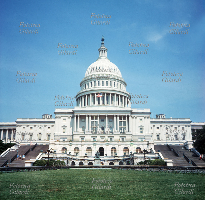 WASHINGTON veduta fotografica del palazzo neoclassico del Campidoglio degli Stati Uniti; iniziato nel 1793 su progetto di William Thornton, vide successive modifiche di Stephen Hallet, Benjamin Latrobe e Charles Bulfinch. L\