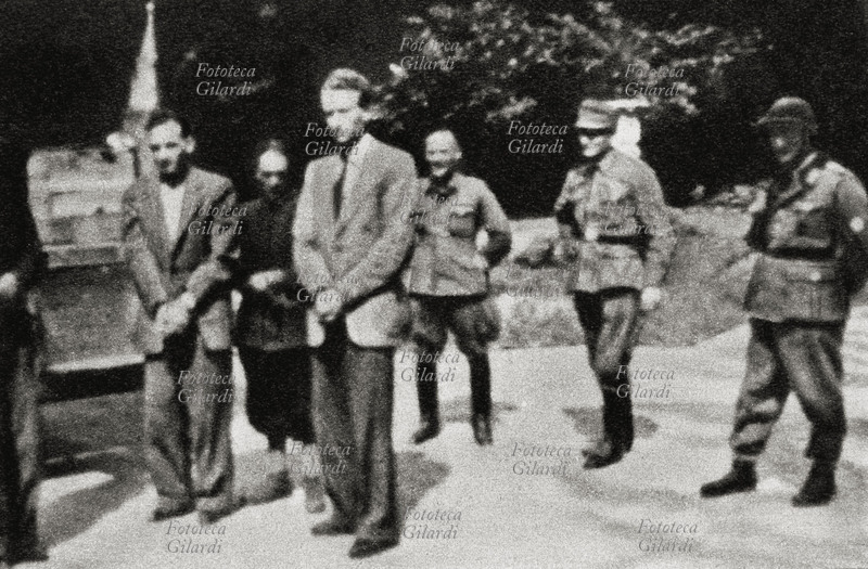 RESISTENZA Cittadini ebrei catturati dalle SS stanno per essere deportati in campi di concentramento. Italia 1944