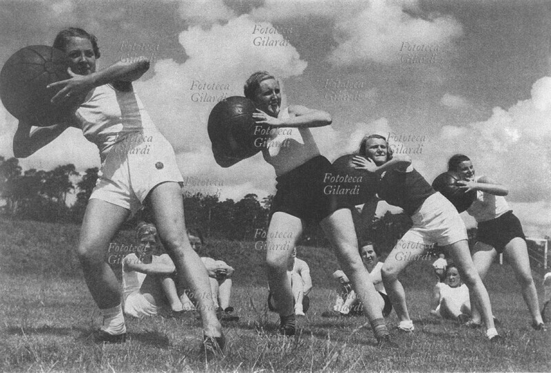 NAZISMO Esercizi ginnici con la palla, di ragazze appartenenti alla Hitlerjugend. \