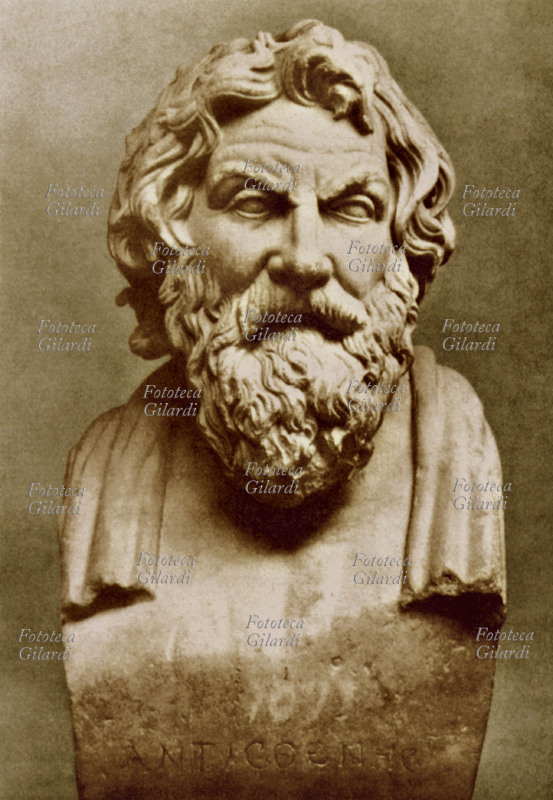 ANTISTENE (436 ca.-366ca. a.C.) filosofo greco, allievo di Gorgia e discepolo di Socrate, fondò la scuola cinica; cosiddetta perché soleva raccogliersi nel Cinosarge, ginnasio ateniese, da cui anche il dispregiativo \