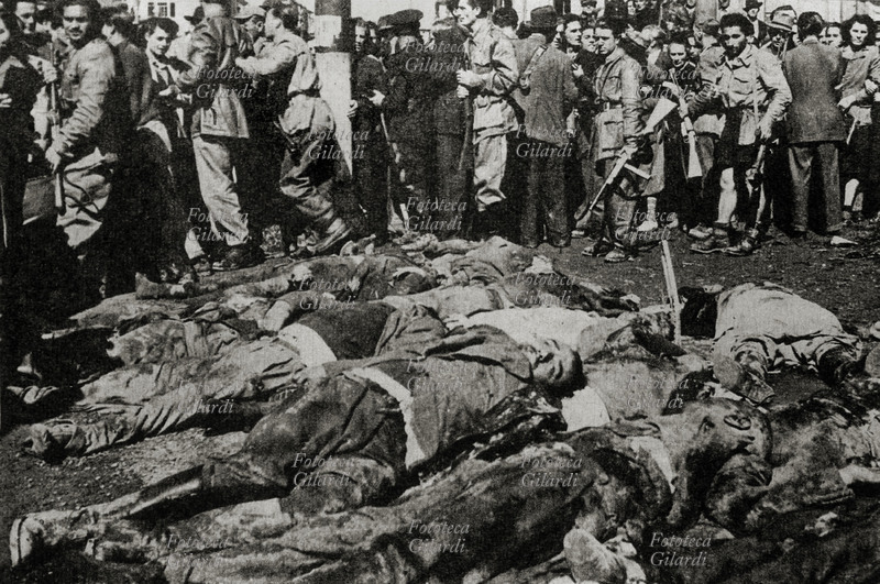 II GUERRA MONDIALE la folla accorre a vedere i corpi senza vita di Benito Mussolini (29 luglio 1883 – 28 aprile 1945) e Claretta Petacci (28 febbraio 1912 – 28 aprile 1945), insieme a quelli di altri gerarchi fascisti catturati e giustiziati dai partigiani sulla via della fuga, ammucchiati per terra in Piazzale Loreto nello stesso punto in cui il 10 agosto del 1944 furono fucilati 15 partigiani dalla Legione Autonoma Mobile Ettore Muti, che ne lasciò i corpi esposti al pubblico (vedi FSNgilardi_41060.jpg). Deposti nel cuore della notte, con il passare del tempo si radunò talmente tanta gente che il servizio d\