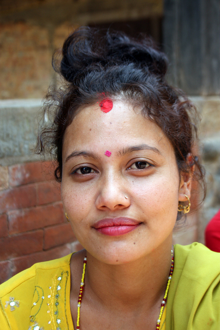 NEPAL RITRATTO DI GIOVANE DONNA CON TIKA IN FRONTE NEPAL RITRATTO DI GIOVANE DONNA CON TIKA IN FRONTE