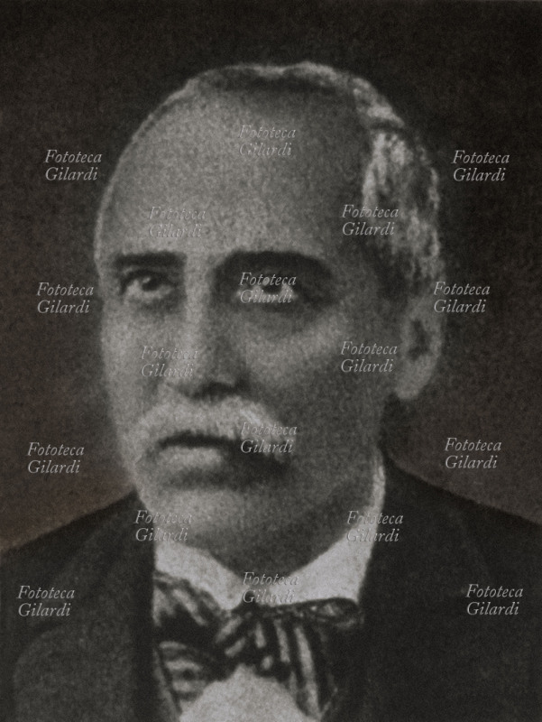 Costantino LAZZARI (1º gennaio 1857 – 3 ottobre 1927) uomo politico italiano, uno dei fondatori del Partito Operaio Italiano, poi confluito nel Partito Socialista Italiano, di cui fu segretario nazionale dal 1912 al 1919. Simpatizzante del sindacalismo rivoluzionario, non ne condivideva però la legittimazione della violenza. Nei confronti della Prima guerra mondiale sostenne una posizione pacifista, che gli procurò due arresti per \