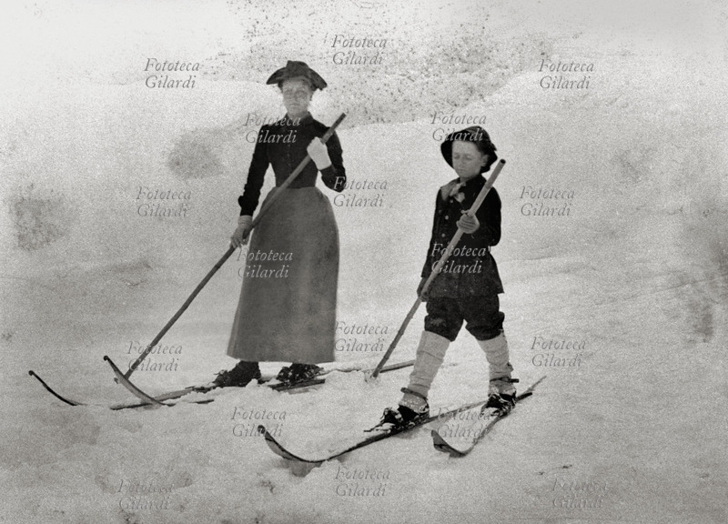 SPORT invernali. Fratello e sorella sulla neve a Saint Moritz, da notare l\