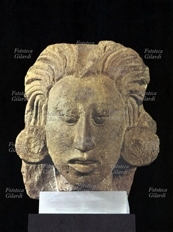 MAYA Testa in trachite rappresentante il giovane dio del grano Yum Caax. La sua fisionomia rispecchia gli ideali di bellezza mascolina Maya. Stile Maya classico, Copan Honduras. (435-805 d.C.) Le rovine di Copán nella valle dell\