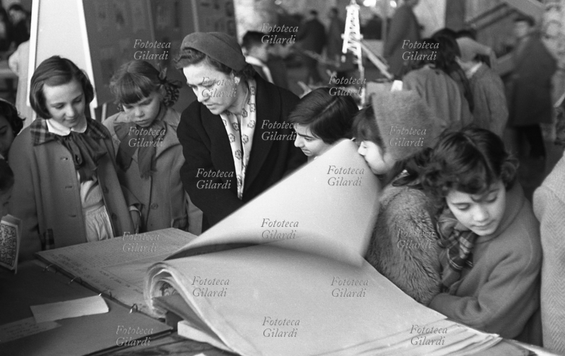 IV CONGRESSO della CGIL riunito a Roma EUR. Un gruppetto di bambine visitano con la maestra la mostra di disegni, quadri, ceramiche, costruzioni, maglierie, ricami, giocattoli e quant\