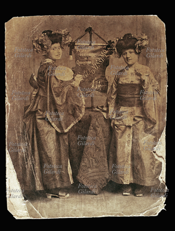 CARNEVALE Storia Sociale della Fotografia - il ricordo di una follia! Dopo il veglione le fanciulle posano per una foto ricordo: hanno vinto il primo premio. Prima domenica di Quaresima, Veglionissimo 1° Premio , Varietà operaio - Fotografia Italia 1900 circa