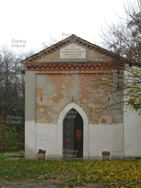 SANTUARIO o Oratorio della Beata Vergine del Pontasso. La facciata. In alto lapide con stemma gentilizio ricorda il Marchese Negrotto Cambiaso di Codevilla restauratore nel 1858. Torrazza Coste (Pavia). Una leggenda popolare racconta che, durante lo storico assedio di Pavia da parte dei Longobardi (569-572), un guerriero (conte Asso), essendosi spinto nei boschi per cacciare selvaggina, ed essendosi smarrito, fece un voto alla Vergine Maria che se fosse riuscito ad uscire da quei luoghi selvaggi, avrebbe innalzato una cappella in Suo onore. Improvvisamente ebbe l\