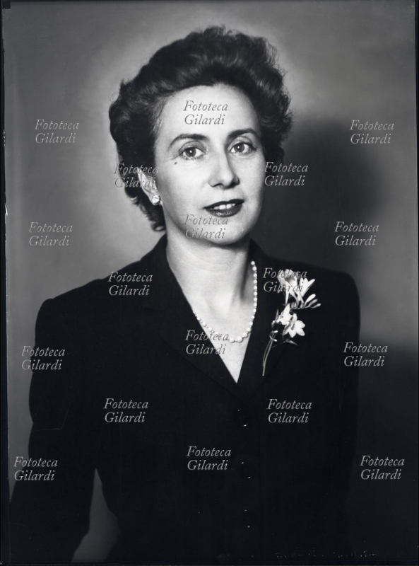 Camilla CEDERNA (21 gennaio 1911 – 5 novembre 1997) giornalista e scrittrice italiana. Ritratto fotografico eseguito da Ghitta Carell (20 settembre 1899 – 18 gennaio 1972), fotografa ungherese naturalizzata italiana, ritrattista ufficiale dei reali d\