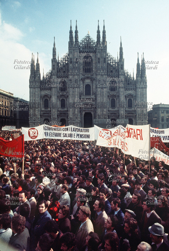 STORIA DEL MOVIMENTO OPERAIO Manifestazione commemorativa dei lavoratori per il Primo Maggio. Si legge in uno striscione fra i molti: \