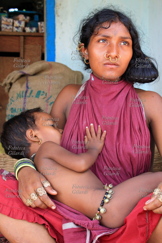 INDIA Giovane mamma della tribù primitiva dei Dongria Kondh, popolo indigeno dello Stato dell\