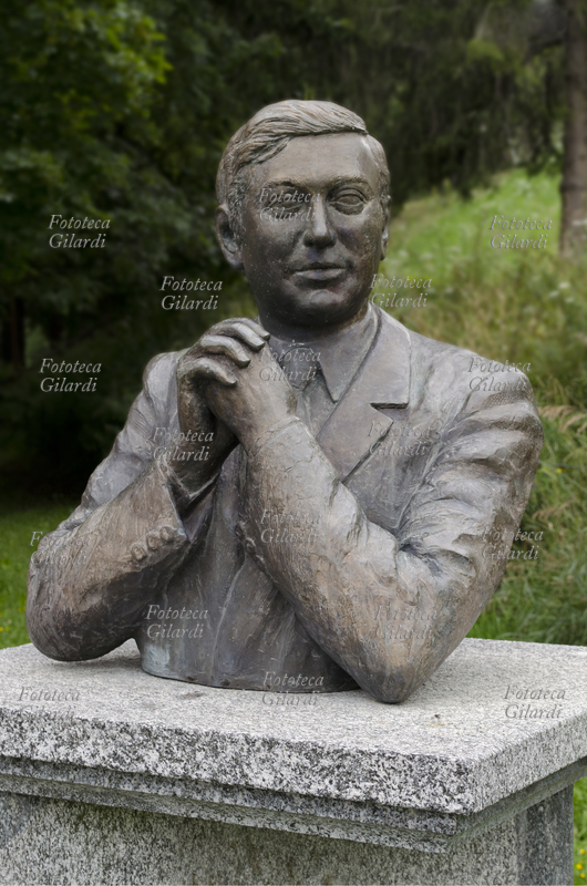 Walter TOBAGI (1947 - 1980) giornalista e scrittore italiano, vittima del terrorismo, assassinato il 28 maggio 1980 in un attentato della Brigata XXVIII marzo, gruppo affine alle Brigate Rosse. Dopo gli esordi nell\