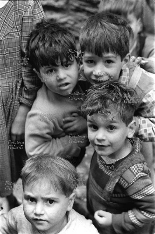 BAMBINI di tre-quattro anni in posa dinanzi all\