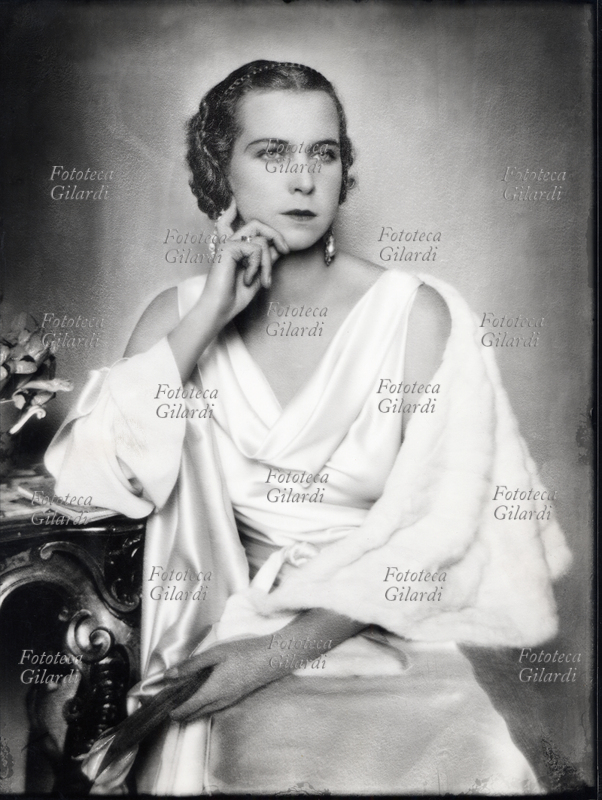 MARIA JOSÉ del Belgio (4 agosto 1906 – 27 gennaio 2001) Marie José Carlotta Sophia Amelia Enrichetta Gabriella di Sassonia Coburgo-Gotha, Principessa consorte del Piemonte in quanto moglie del futuro Umberto II dal 1930, poco dopo la nascita della primogenita Maria Pia. Ritratto fotografico di Ghitta Carell (20 settembre 1899 – 18 gennaio 1972), fotografa ufficiale dei reali d\