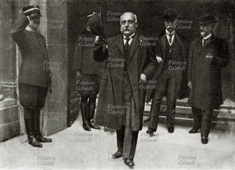 Antonio SALANDRA (1853 - 1931) politico italiano, deputato della Destra storica e capo del Governo, esce dal Senato dopo il suo discorso in cui proclamava la guerra. Roma, 20 maggio 1915