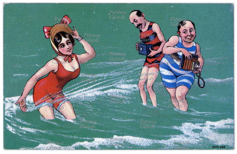 VACANZE al mare. Una bella signora in costume da bagno spruzza con l\