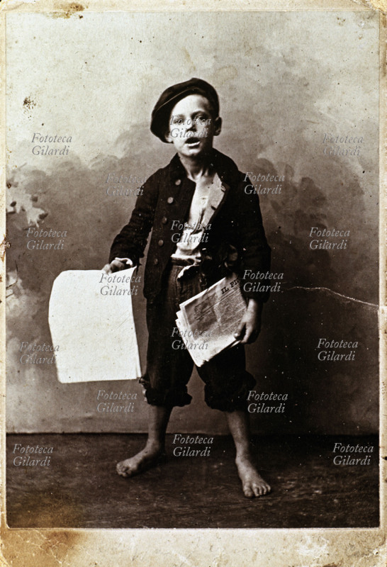 STRILLONE bambino che vende copie de \