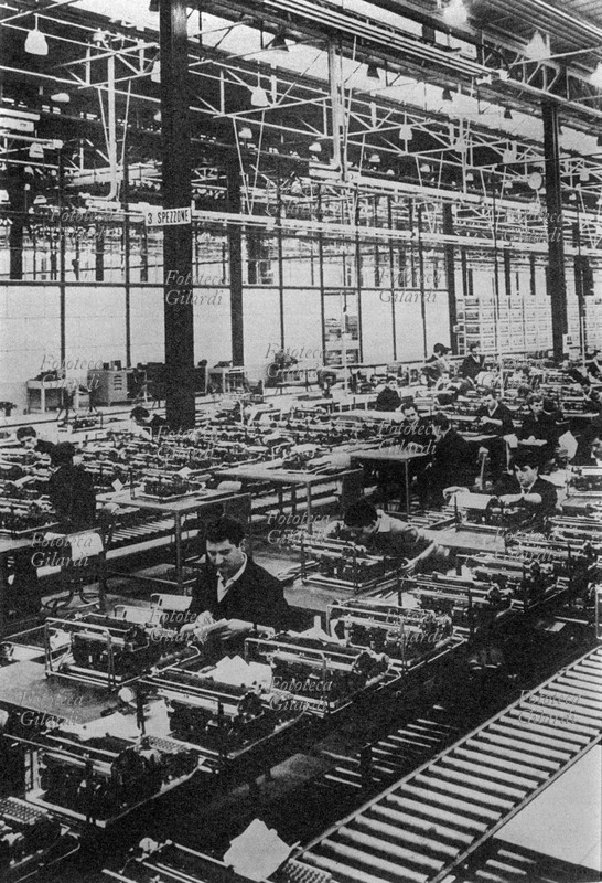 INDUSTRIA Interno di uno stabilimento Olivetti: una catena di montaggio costruita durante il boom economico a Scarmagno, nei pressi di Ivrea (TO), Italia 1965