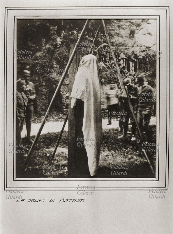 Cesare BATTISTI (1875-1916) La Salma coperta pietosamente da un sudario, fotografata da alcuni fotoamatori presenti. Rara fotografia da serie più ampia che documenta la cattura e l\