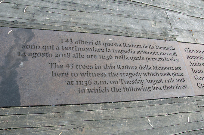 I NOMI SULLA LAPIDE IL PARCO DEL PONTE. LA RADURA DELLA MEMORIA