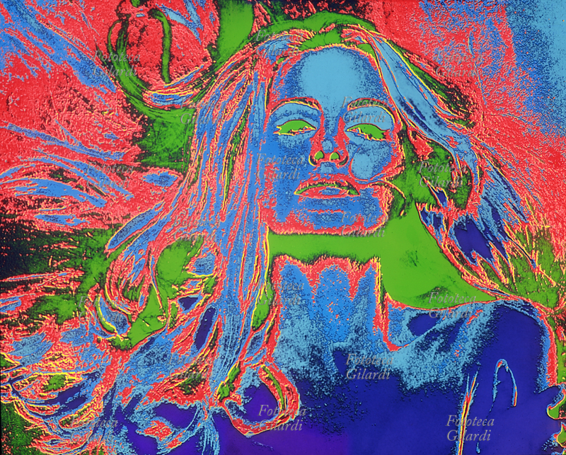 COLORI ARBITRARI elaborazione cromatica di nudo femminile a mezzobusto con lunghissimi capelli, ritratto frontale. Toni di blu, azzurro, verde, rosso e giallo. Il sofisticato procedimento di colorazione creativa arbitraria è stato ideato da Ando Gilardi (1921 - 2012) #andogilardi negli anni Settanta, una tecnica foto-grafica di grande potenza espressiva e declinabilità, dai risultati definibili come precursori delle successive elaborazioni in digitale. Color G, Milano, 1975. DISPONIBILE EXTRALARGE