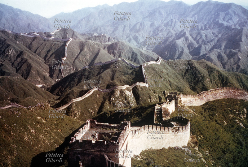 CINA La Grande Muraglia, percorre chilometri e chilometri tra i monti. Suggestiva veduta nella zona di Pataling a 50 km da Pechino. Fu fatta costruire a partire dal 214 a.C. dall\