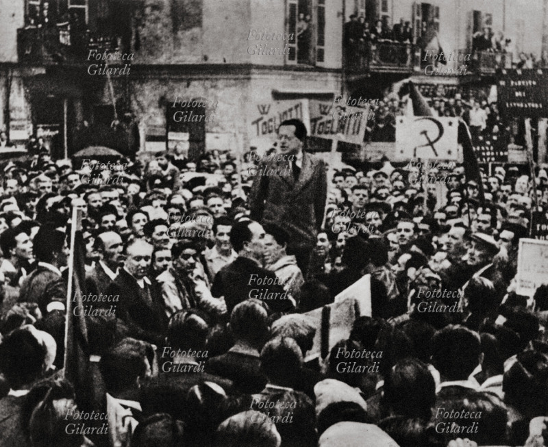Palmiro TOGLIATTI (1893-1964) a Torino, accolto festosamente nella città liberata, pronuncia un discorso alzandosi in piedi nell\