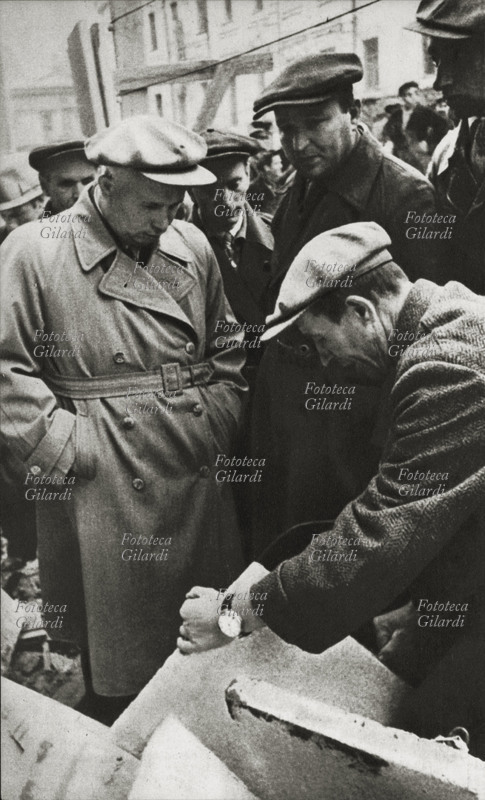 Nikita Sergeevic KRUSCEV (1894-1971) assiste alla cerimonia della posa della prima pietra per la costruzione delle case popolari di via Gorkij. URSS Mosca 1935