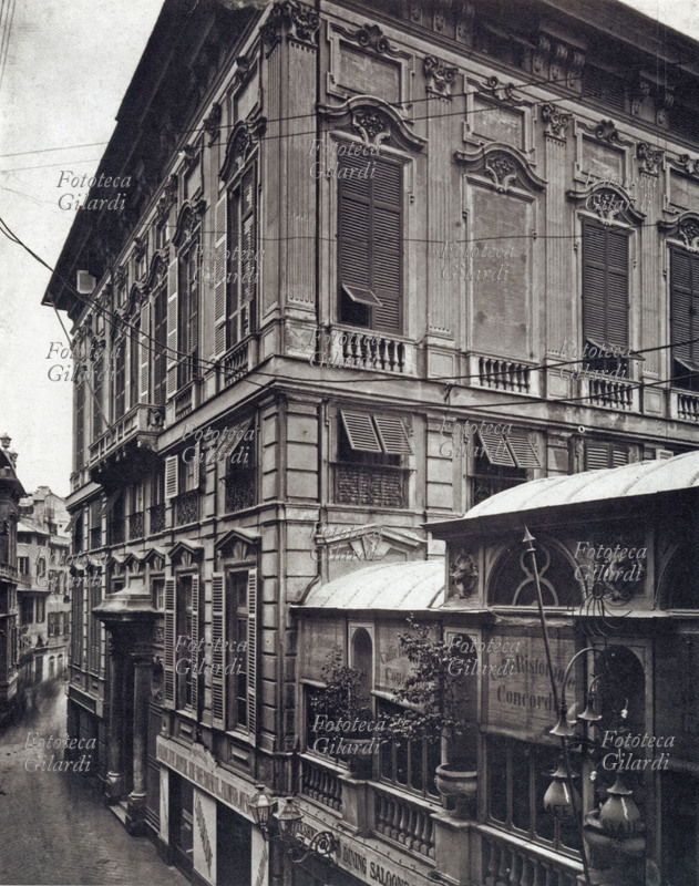 GENOVA Palazzo Bianco in via Garibaldi, con il caffé della Concordia. Palazzo Bianco si può considerare il più antico e, al contempo, il più recente tra i fastosi edifici che affacciano su via Garibaldi, la \