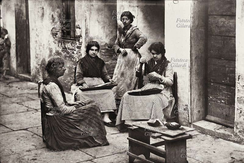 MESTIERI Donne che infilano perle di vetro, uno dei lavori manuali tradizionali femminili del luogo. Venezia 1890 circa.