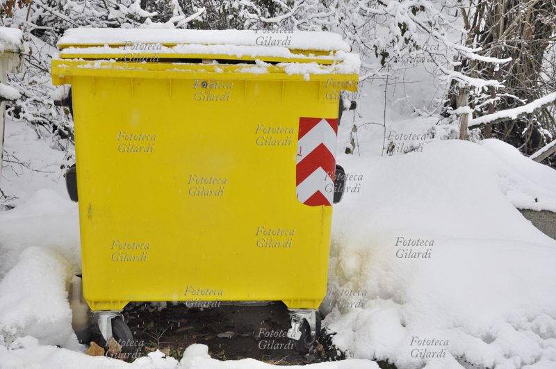 RACCOLTA DIFFERENZIATA anche sotto la neve - cassonetto giallo per la raccolta della plastica PET. Fotografia di Patrizia Piccini, Ponzone (AL) febbraio 2010