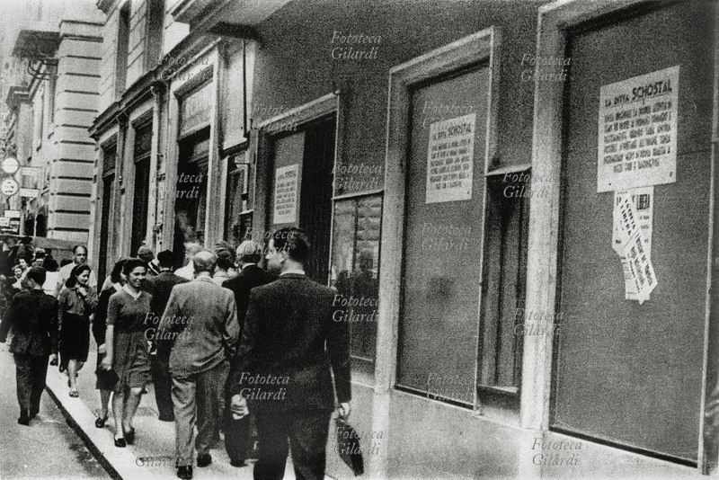 ANTISEMITISMO Roma: la gente passa indifferente davanti ad un negozio di ebrei fatto chiudere dai tedeschi. Italia, 1943