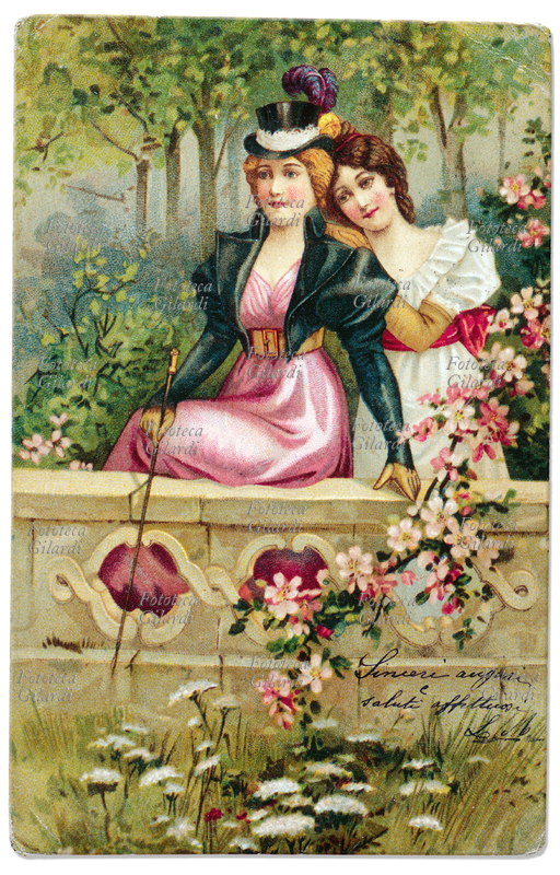 OMOSESSUALITÀ femminile; due giovani donne, una delle quali vestita da amazzone con un simbolico frustino tra le mani, accanto ad un muretto del giardino in tenero atteggiamento. Un ramo di pesco fiorito ingentilisce ulteriormente la scena. Cromolitografia, Torino 1896