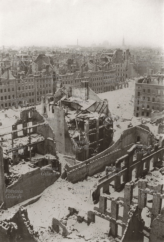 BERLINO macerie sotto la neve. Devastazione dei bombardamenti a Berlino nell\