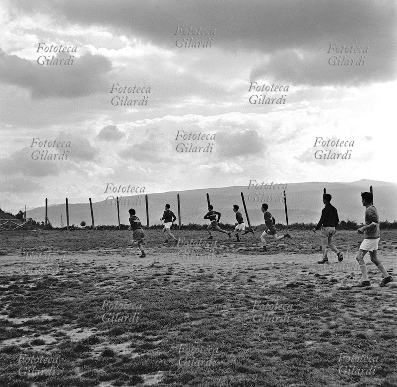 CALCIO campo di calcio alle porte di Albano di Lucania (Potenza), partita tra squadre giovanili. Un momento del gioco ripreso da bordo campo. Fotografia di Ando Gilardi (1921 - 2012) #andogilardi, Italia 1957.