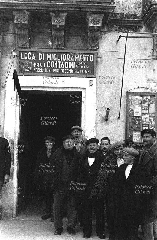 COMISO braccianti davanti alla sede della \