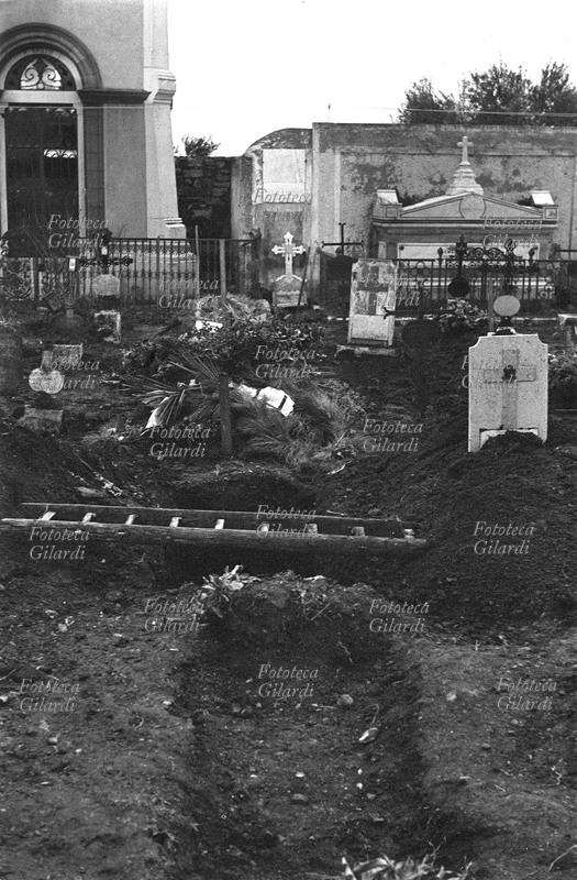 ITALIA Venosa, veduta del cimitero e della tomba di Rocco Girasole (1936 cca. - 13 gennaio 1956). Fotografia di Ando Gilardi (1921-2012) #andogilardi, parte di un ampio servizio realizzato per \