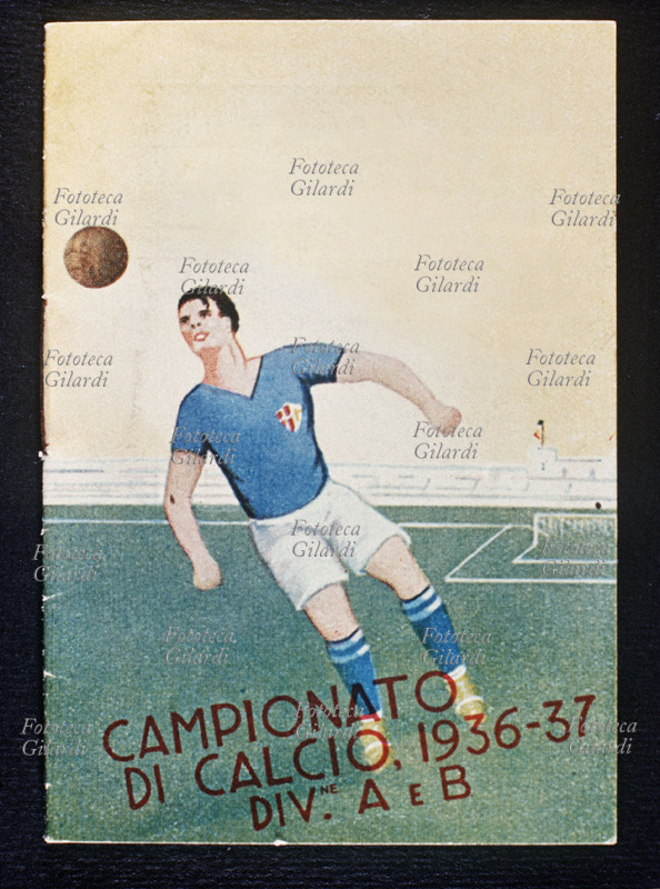 SPORT tessera per il campionato di calcio divisione A e B. Il calciatore raffigurato ha sulla maglia azzurra lo scudetto con lo scudo Savoia e il fascio littorio. Stagione calcistica 1936-37.