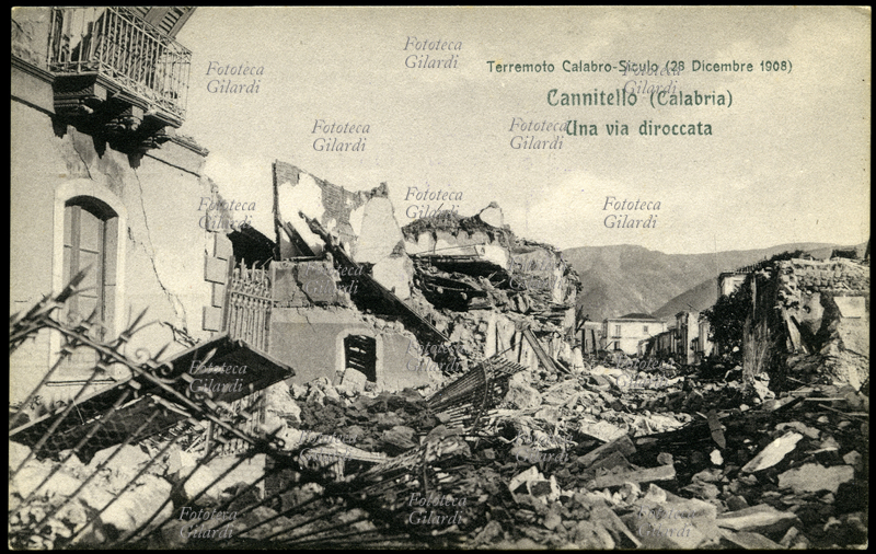 TERREMOTO Calabro-Siculo del 1908. Cannitello (Calabria) una via diroccata. Il terribile sisma di magnitudo 7,2 ha contato fra le 90.000 e le 120.000 vittime in tutta la zona colpita. Cartolina postale da una serie edita dalla Croce Rossa a sottoscrizione per i terremotati, sistema mediatico pionieristico per la raccolta dei fondi a favore delle vittime di catastrofe naturale, che nell\