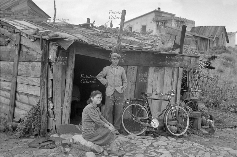 ITALIA Crotone, abitanti della baraccopoli costruita transitoriamente dagli operai di un nuovo stabilimento della Montecatini, su un terreno destinato all\