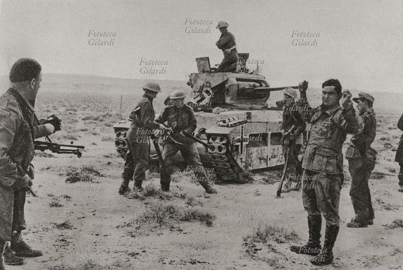 II GUERRA MONDIALE militari inglesi catturano soldati tedeschi alla battaglia di El Alamein. Fotografia spontanea, Nord Africa 1942